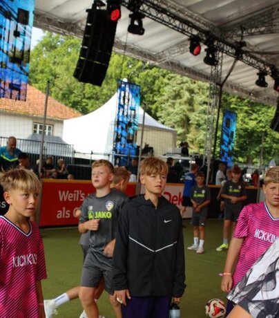 Finale der Sparkassen Fairplay Soccer Tour am Werbellinsee Kinder jonglieren einen Ball