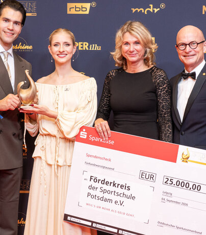 DSGV-Präsident Ulrich Reuter (r.) überreichte den Preis an die Eliteschulen des Sports Nikita Volodin und Minerva Hase zeigen ihre Goldene Henne, rechts daneben zeigt DSGV-Präsident Dr. Ulrich Reuter den Scheck für die Eliteschule des Sports in Potsdam
